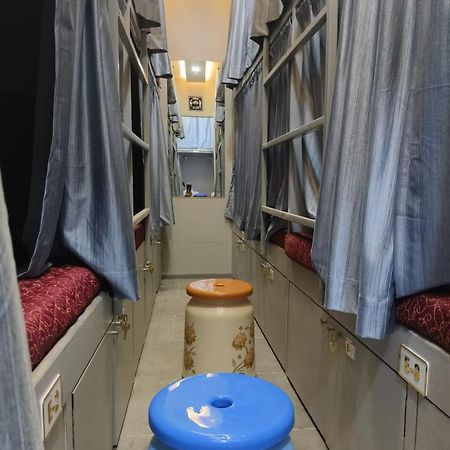 Rest Inn Hostel Dormitory Mumbai Bagian luar foto