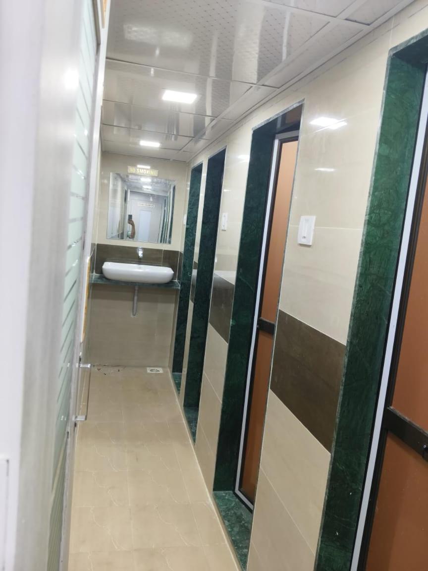 Rest Inn Hostel Dormitory Mumbai Bagian luar foto