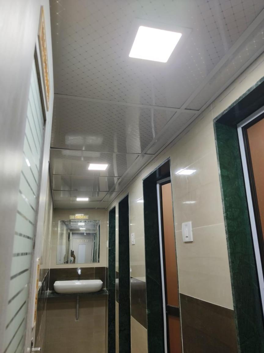 Rest Inn Hostel Dormitory Mumbai Bagian luar foto
