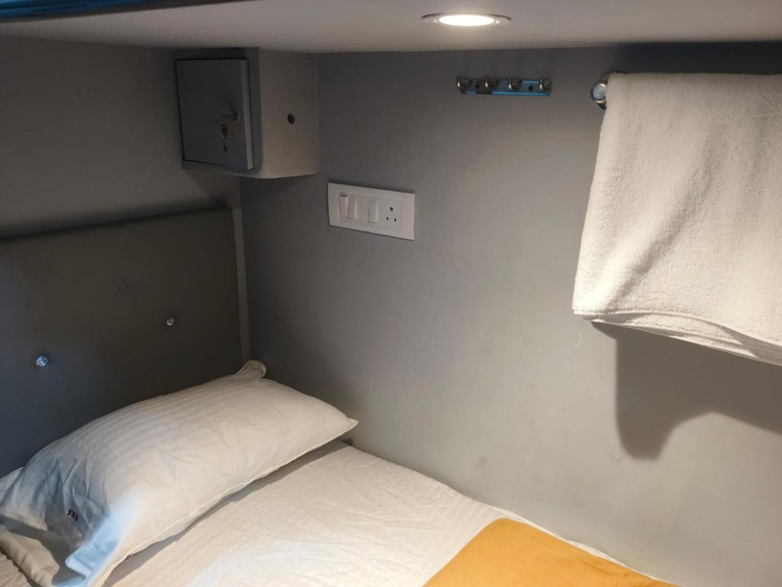Rest Inn Hostel Dormitory Mumbai Bagian luar foto