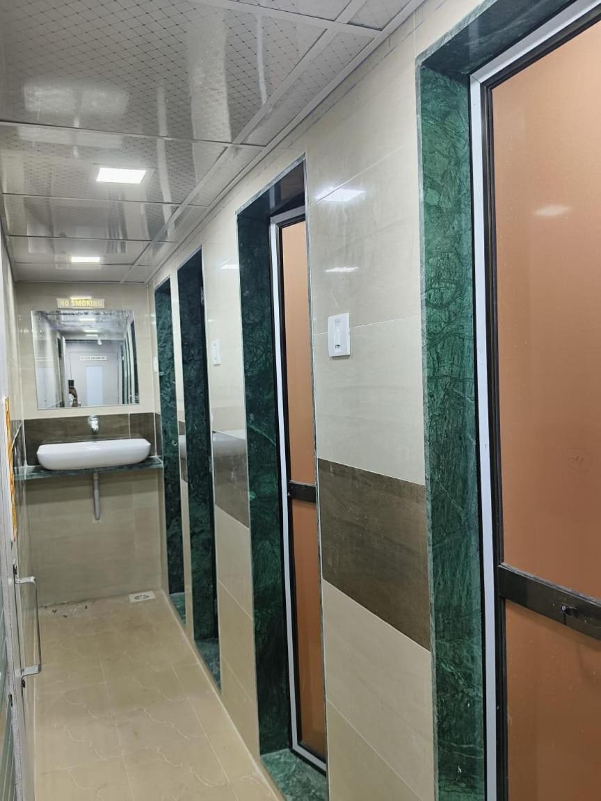 Rest Inn Hostel Dormitory Mumbai Bagian luar foto