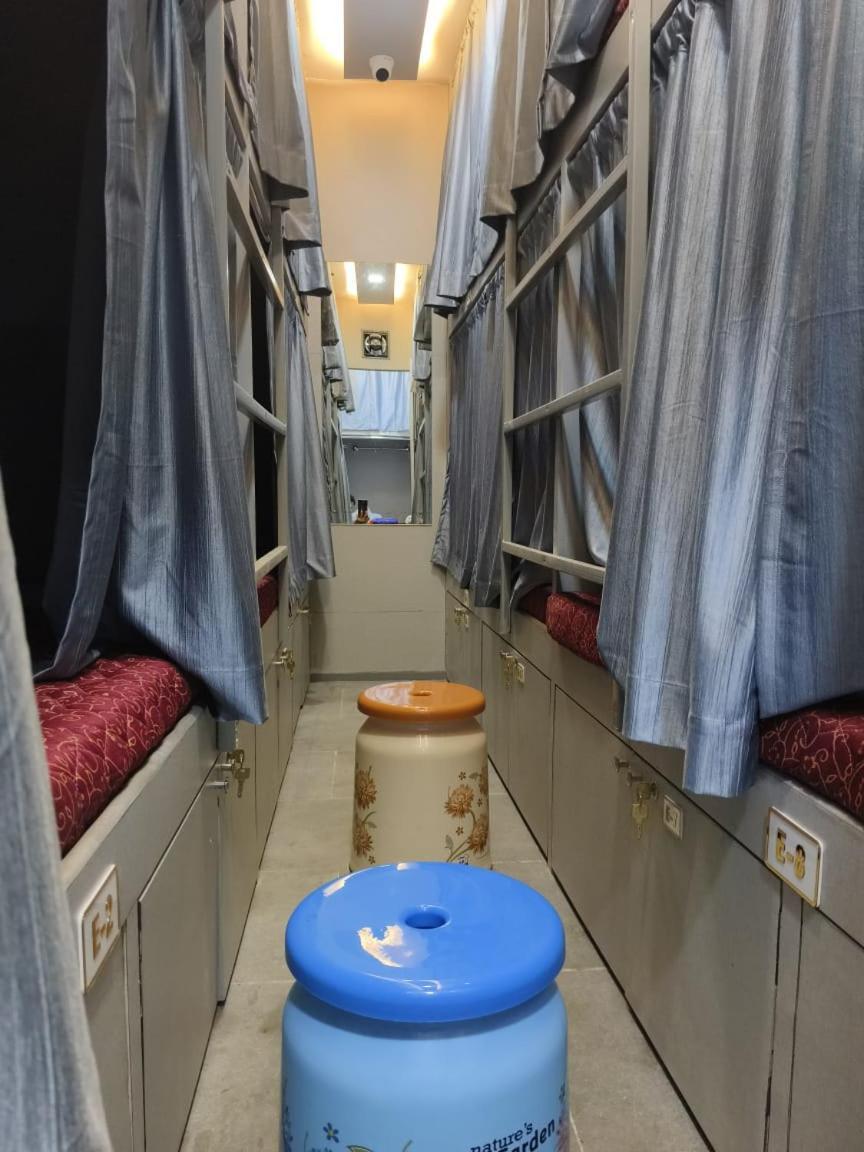 Rest Inn Hostel Dormitory Mumbai Bagian luar foto