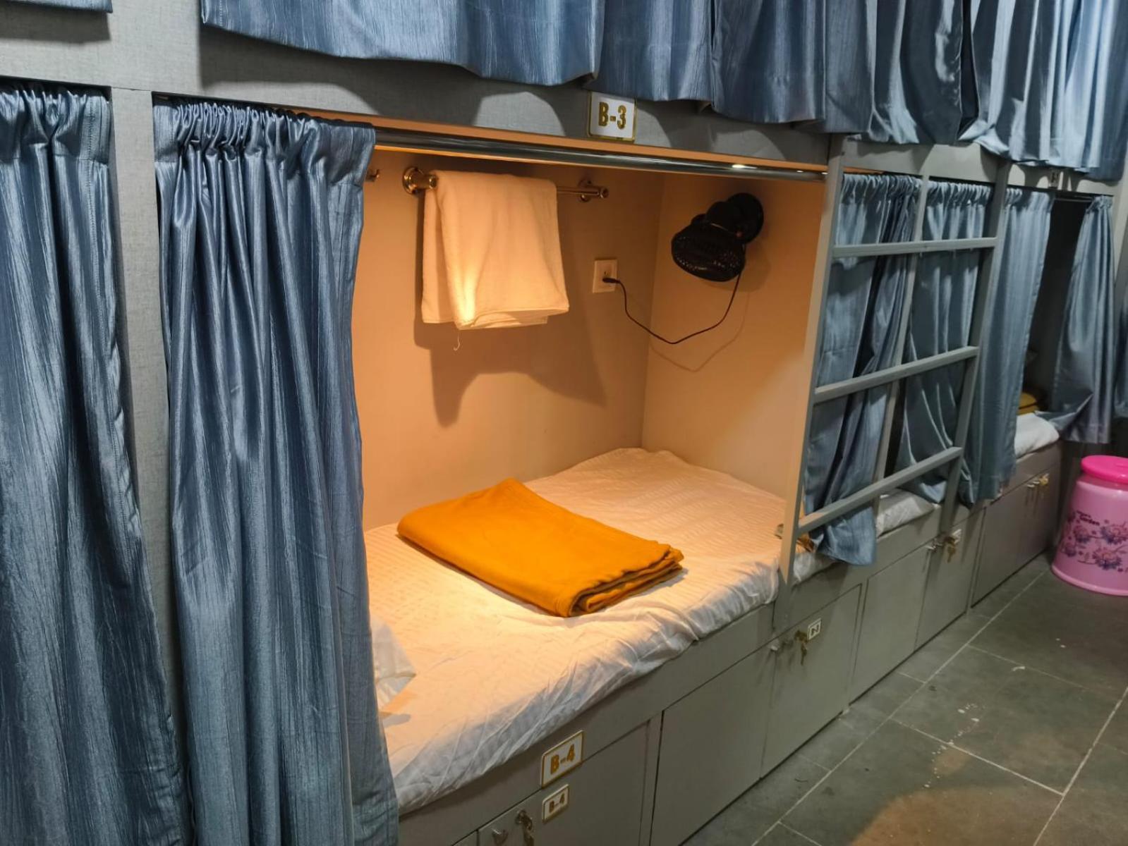 Rest Inn Hostel Dormitory Mumbai Bagian luar foto