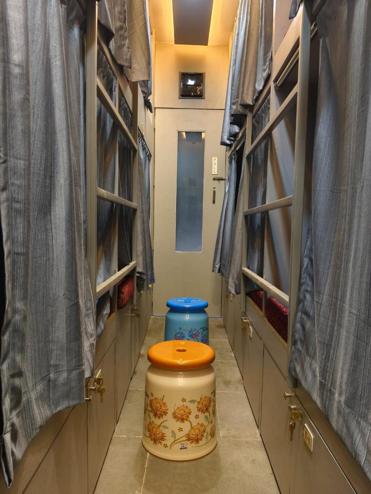 Rest Inn Hostel Dormitory Mumbai Bagian luar foto