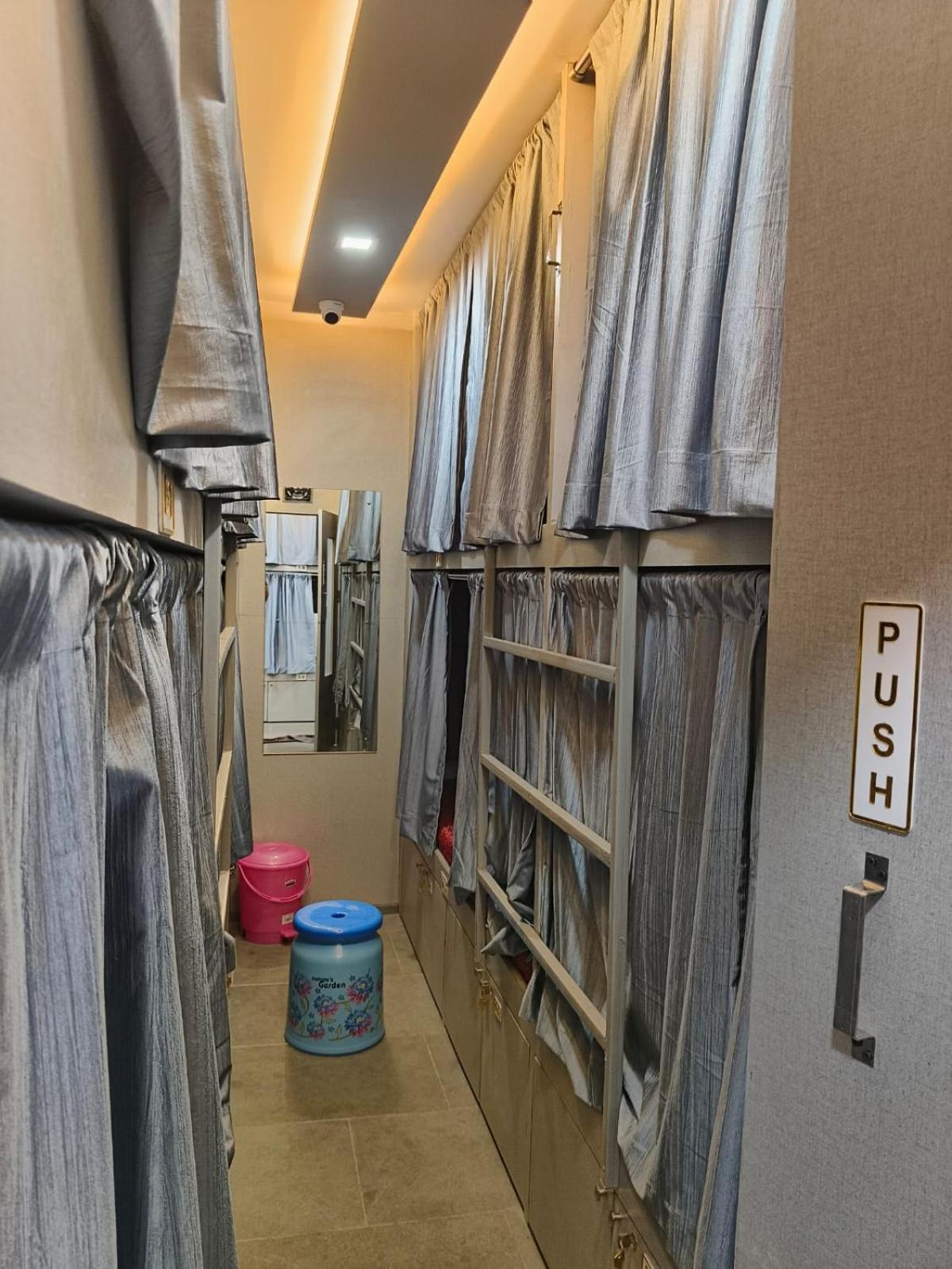 Rest Inn Hostel Dormitory Mumbai Bagian luar foto